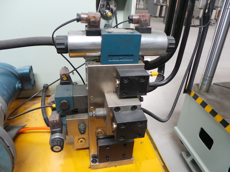 500 Ton Upat ka kolum nga Three-Beam Hydraulic Press Machine Para sa Wheel Barrow