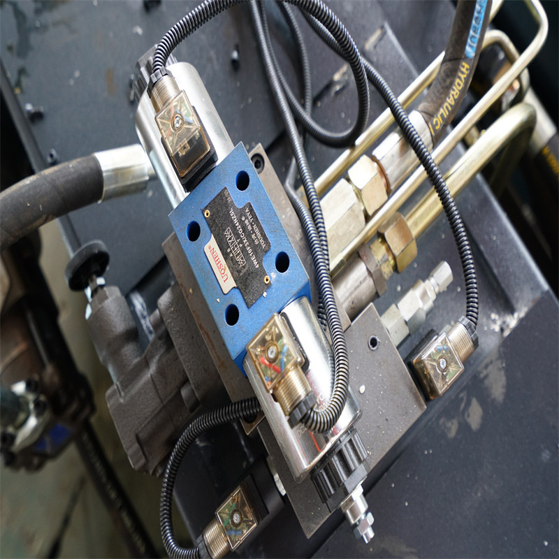 Cnc Press Brake Uban sa Photoelectric Guard Electro-Hydraulic Synchronous Bending Machine