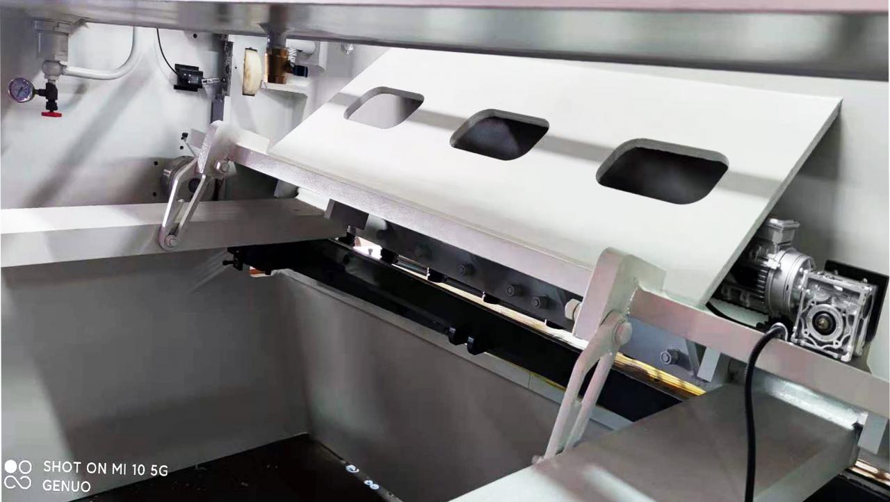 Qc11k Hydraulic Shear Machine Ug Guillotine Shearing Machine Para sa Sheet Metal Cutting